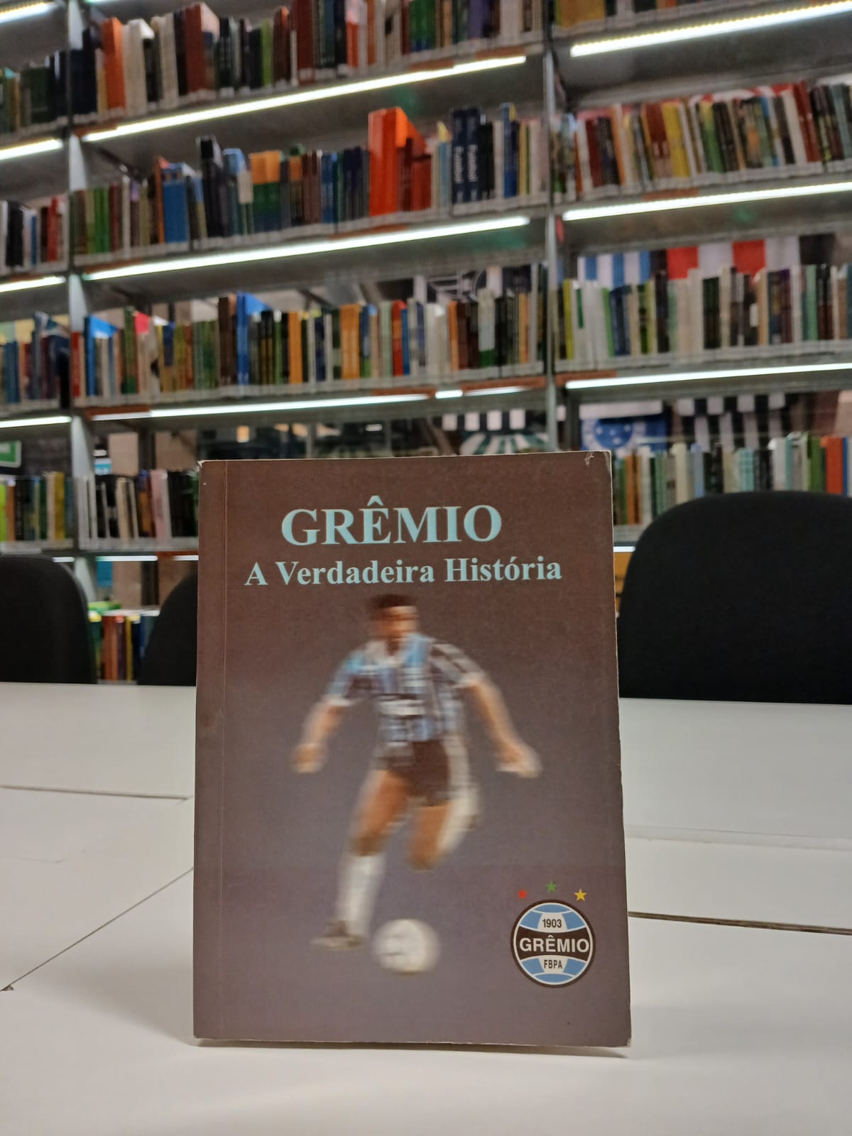 Livro Grêmio: a verdadeira história no acervo do Museu do Futebol