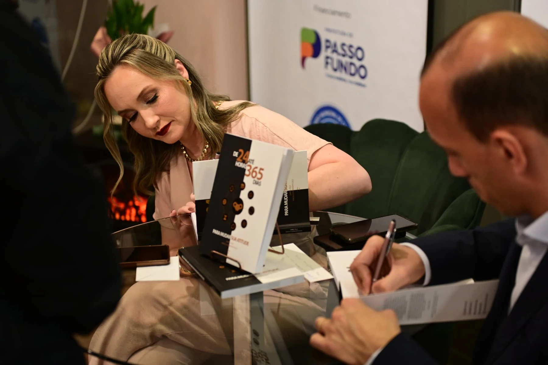 Graciela e Gabriel autografando livros lado a lado durante o lançamento