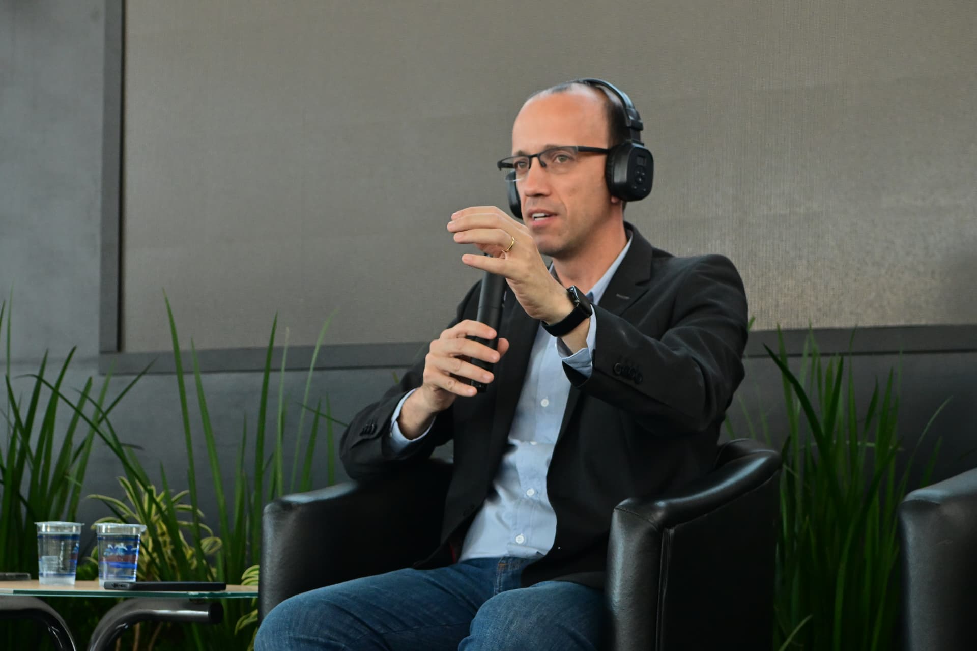 Gabriel Colle participando de entrevista sobre agronegócio