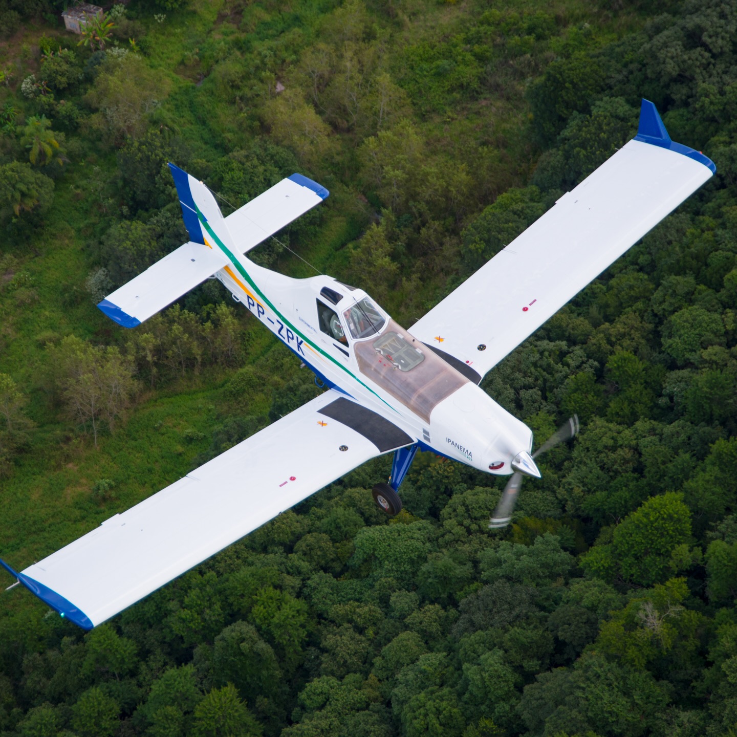 Avião agrícola Ipanema sobrevoando área de plantio
