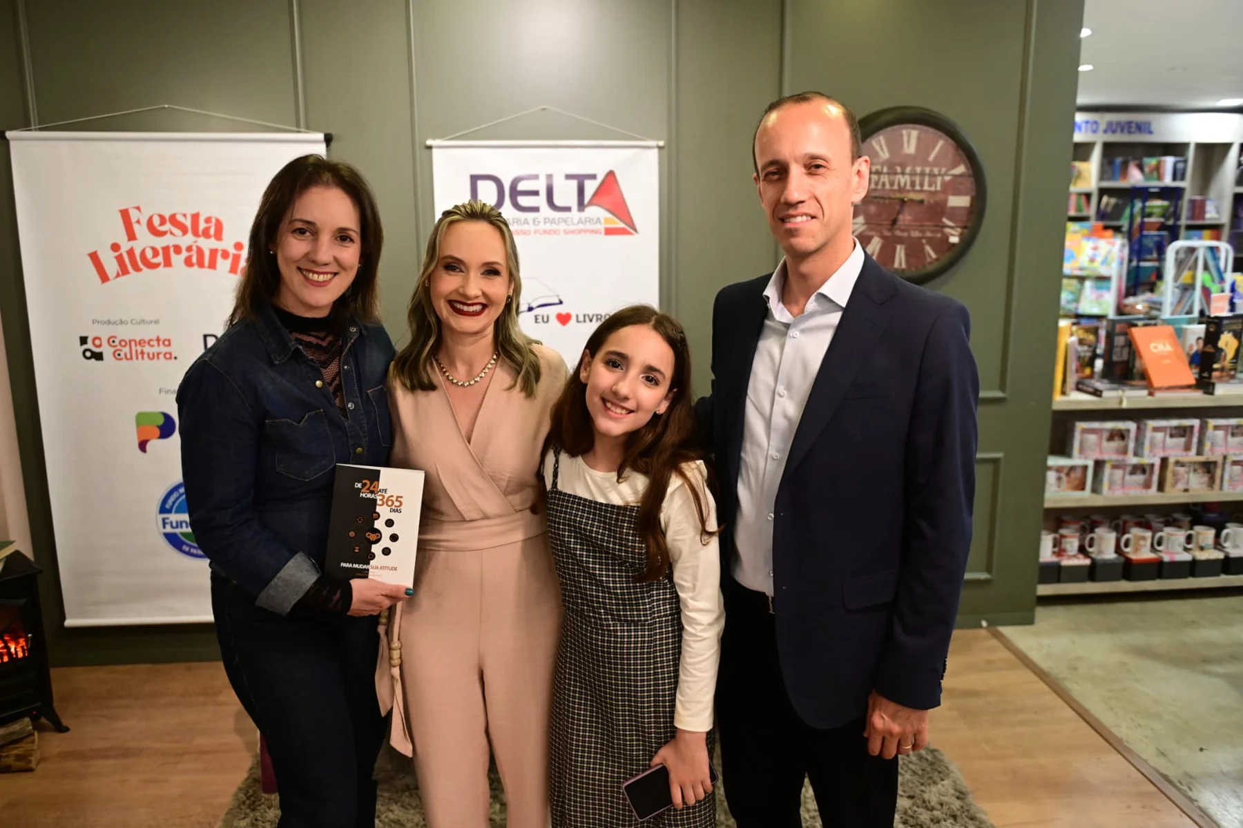 Os autores com uma leitora e uma menina na Livraria Delta