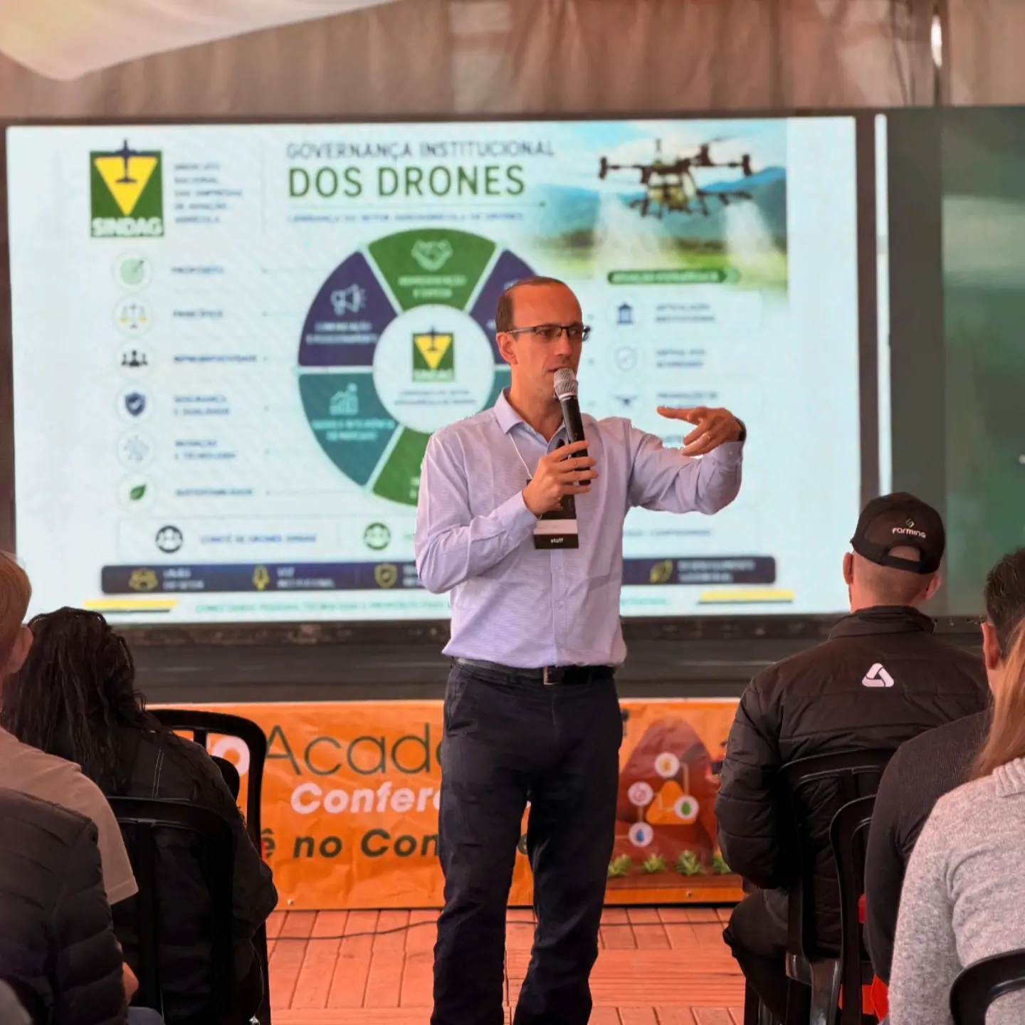 Gabriel Colle apresentando sobre governança institucional dos drones