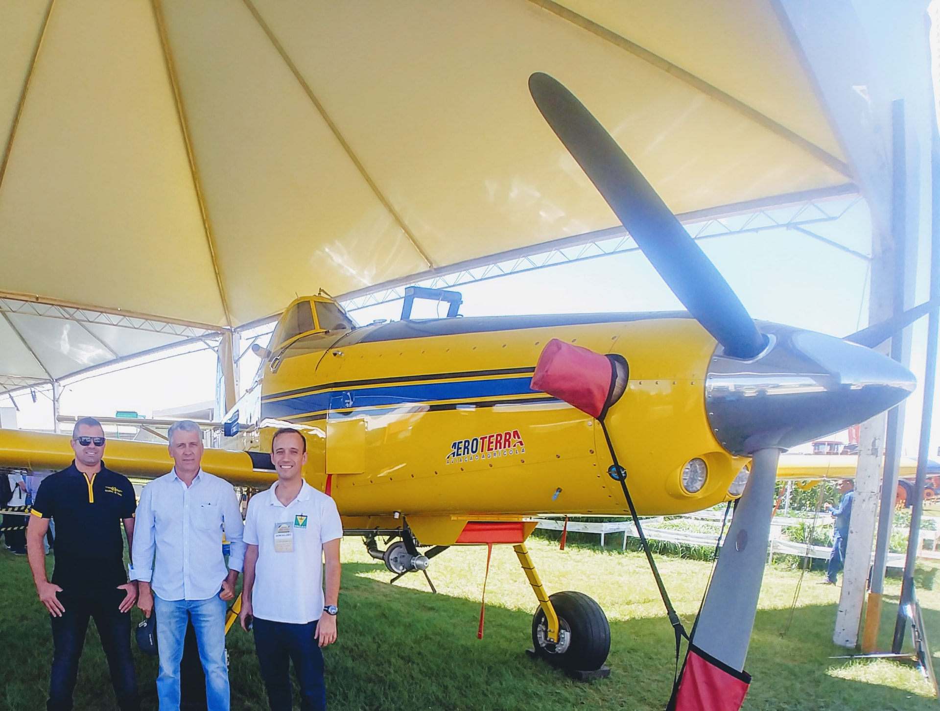 Gabriel Colle ao lado de avião agrícola em evento do setor