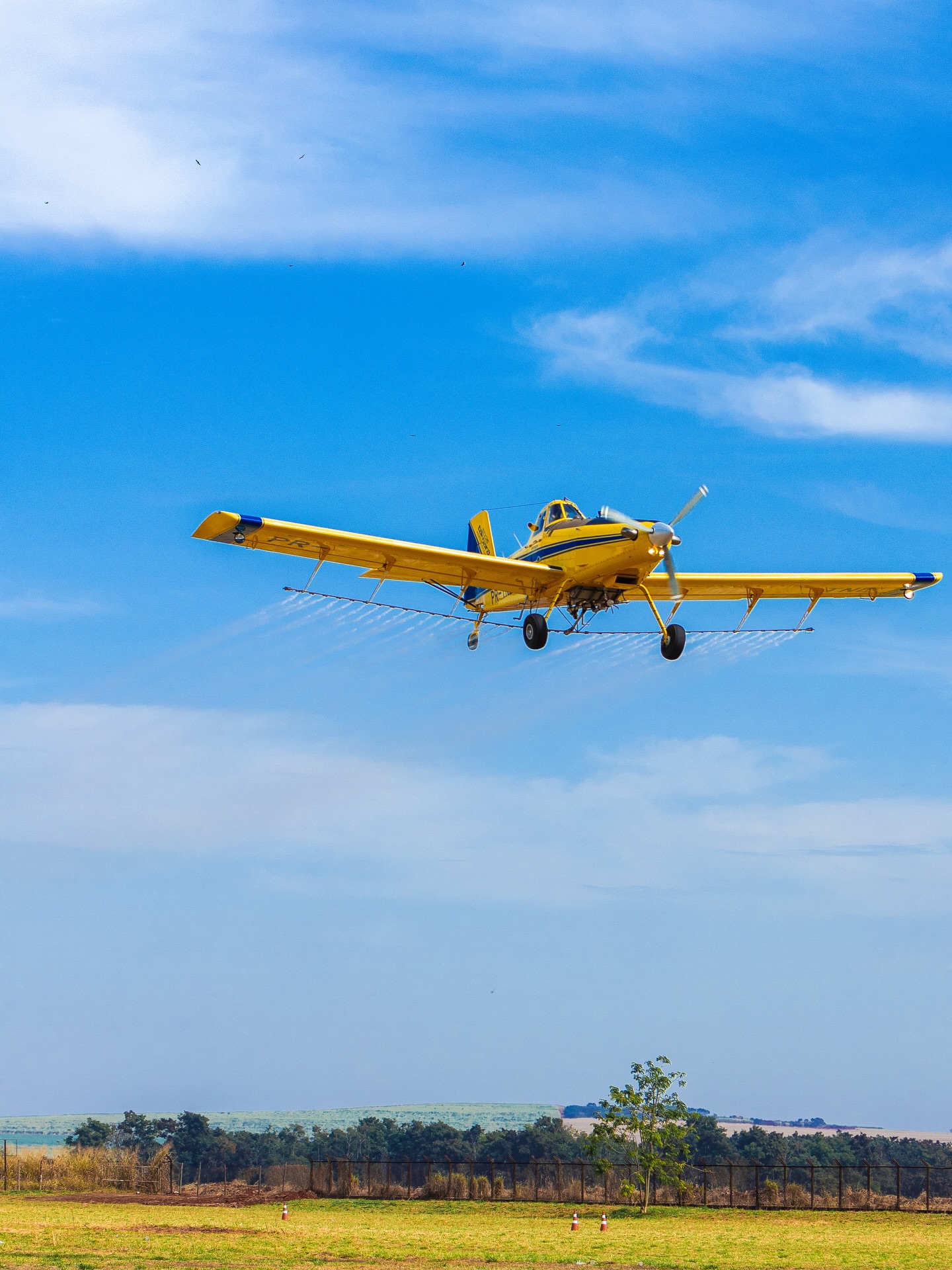 Avião agrícola pulverizando lavoura