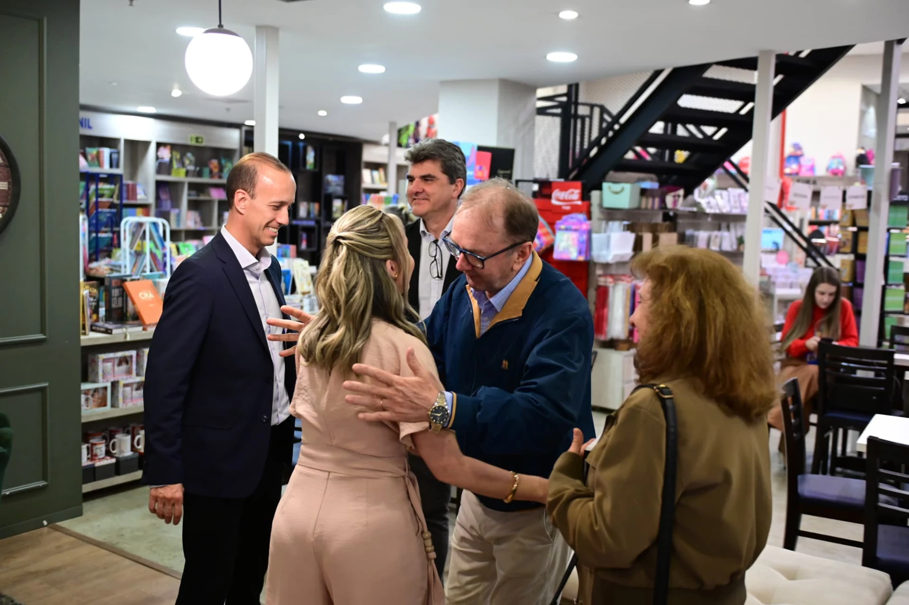 Gabriel e Graciela recebendo visitantes durante o lançamento na Livraria Delta