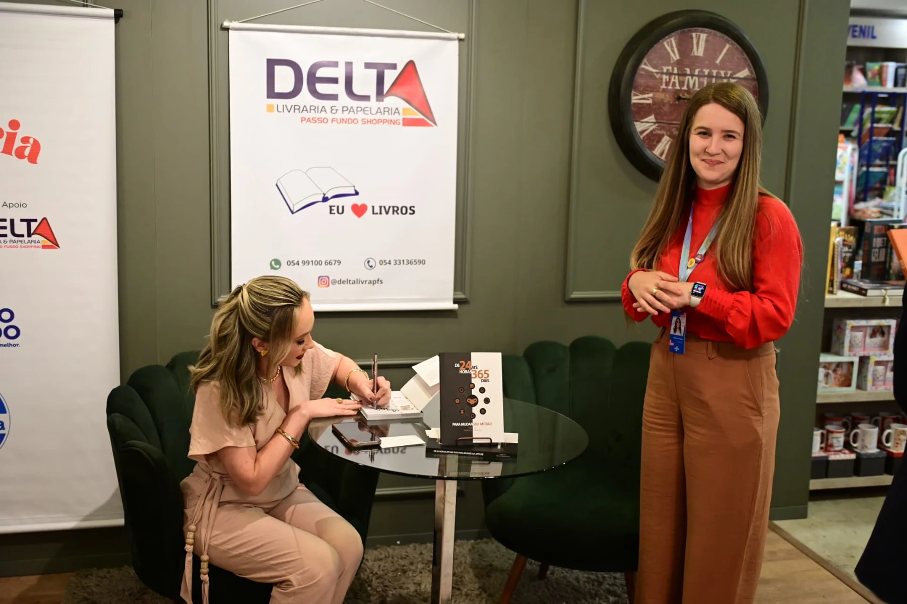 Graciela autografando um exemplar ao lado de uma visitante na Livraria Delta