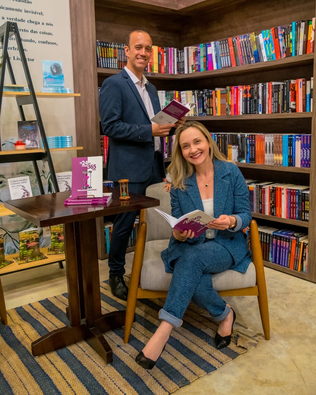Gabriel Colle e Graciela na livraria durante o lançamento