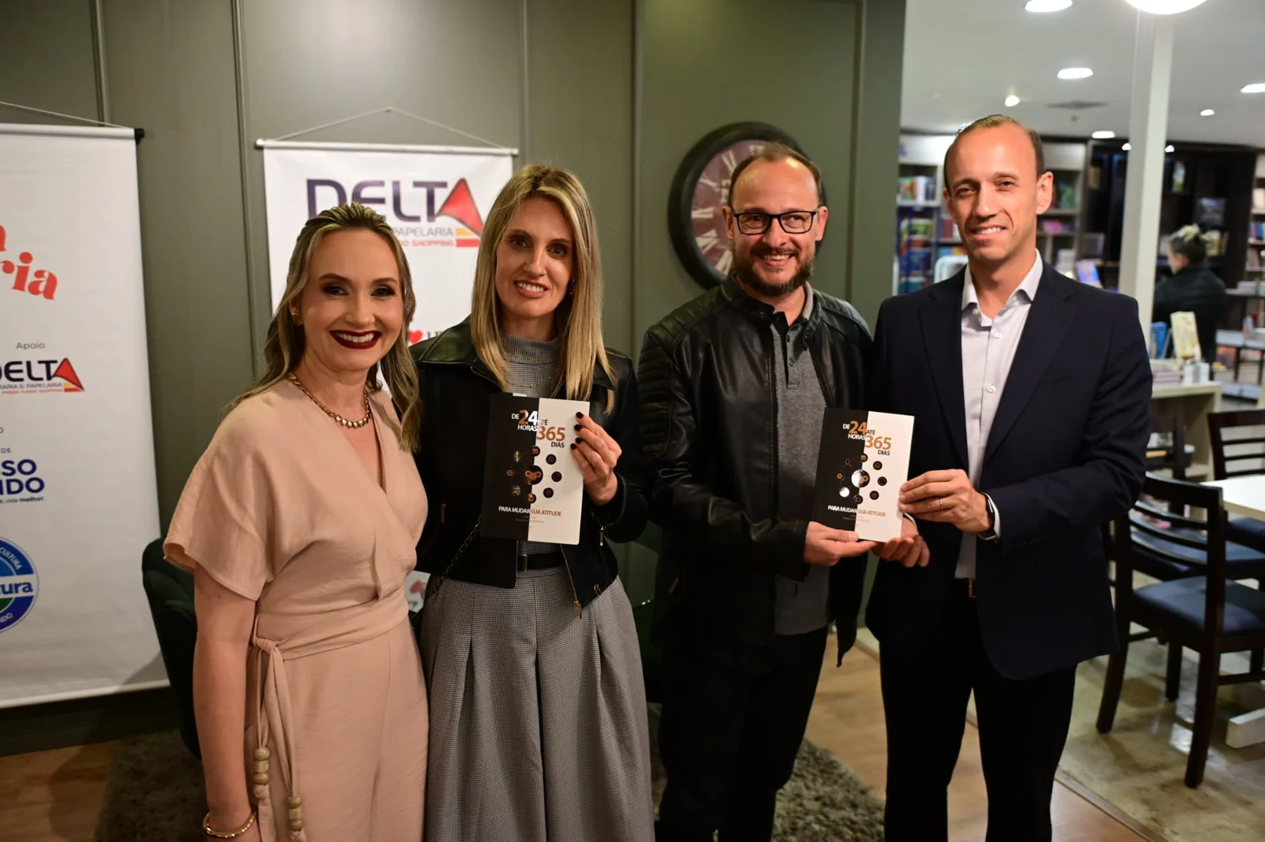 Gabriel e Graciela com um casal de leitores mostrando seus exemplares do livro