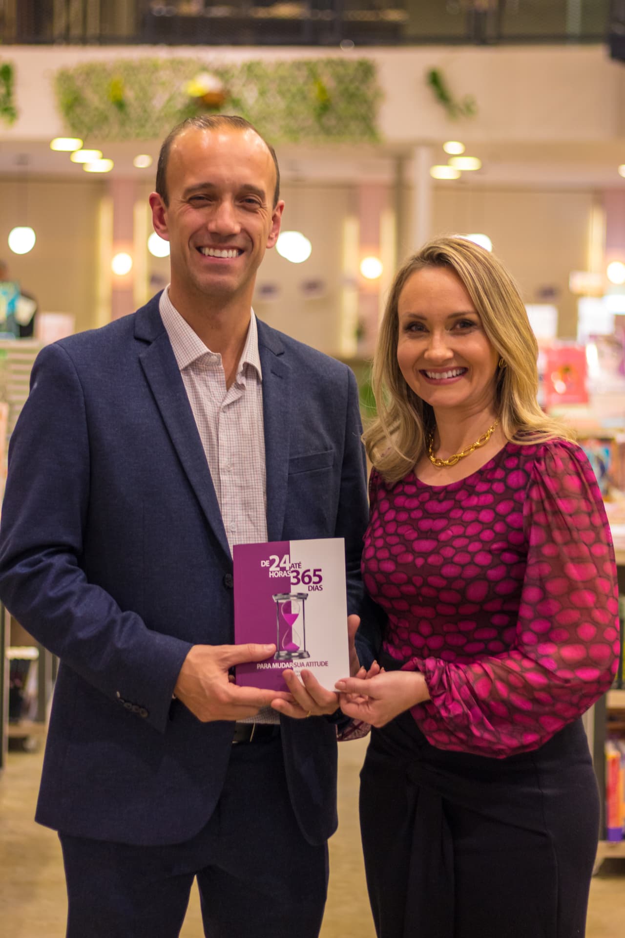 Gabriel Colle e Graciela com o livro durante o lançamento