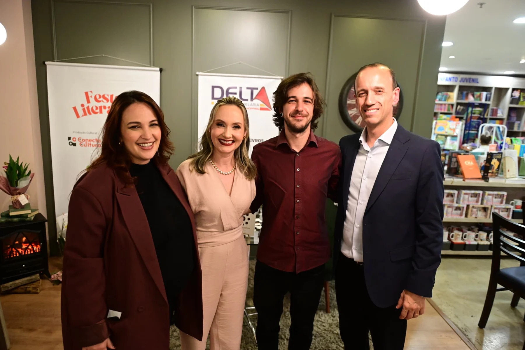 Gabriel e Graciela com dois jovens leitores na Festa Literária